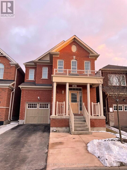 33 Bannister Cres in Brampton, ON - Building Photo