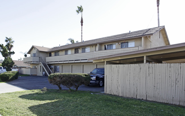 1061-1071 E Washington Ave in Escondido, CA - Building Photo - Building Photo