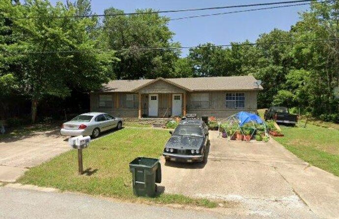 138 E Cleburn St in Fayetteville, AR - Building Photo