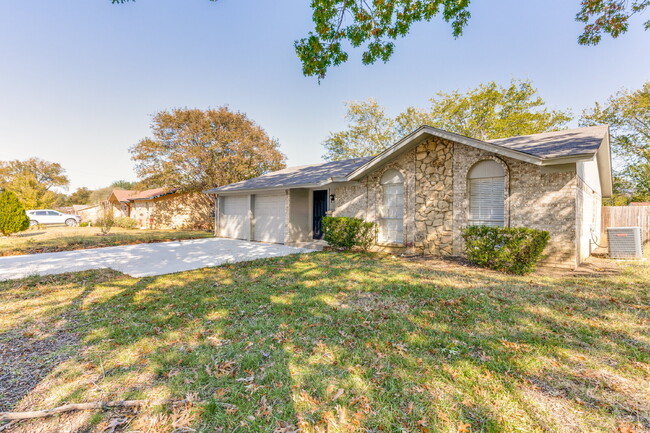 403 Live Oak Dr in Mansfield, TX - Foto de edificio - Building Photo