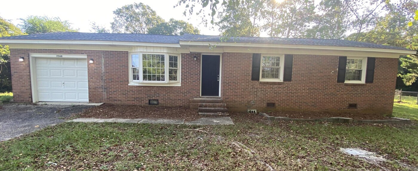 7568 Carrollburg Dr in Fayetteville, NC - Building Photo