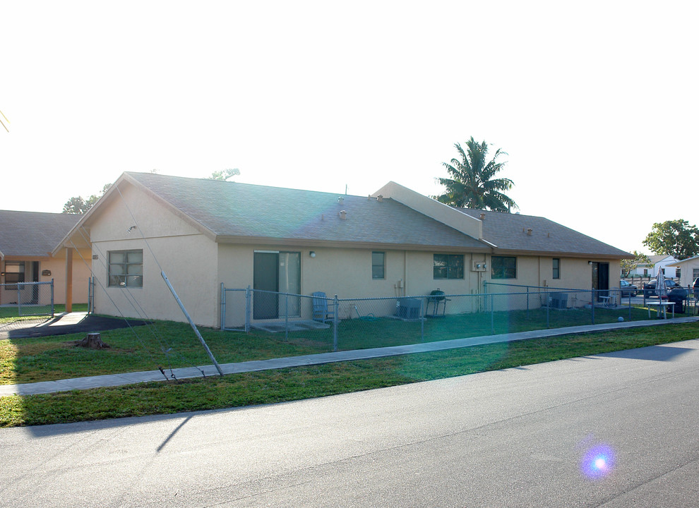 333-337 SW 14th St in Dania Beach, FL - Building Photo