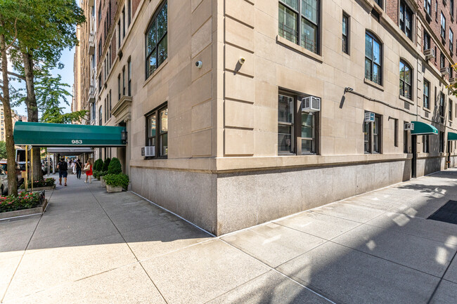 983 Park Ave in New York, NY - Building Photo - Building Photo