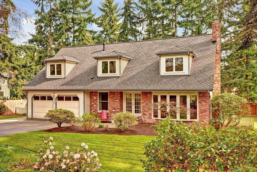 2240 Evergreen Point Rd in Medina, WA - Foto de edificio