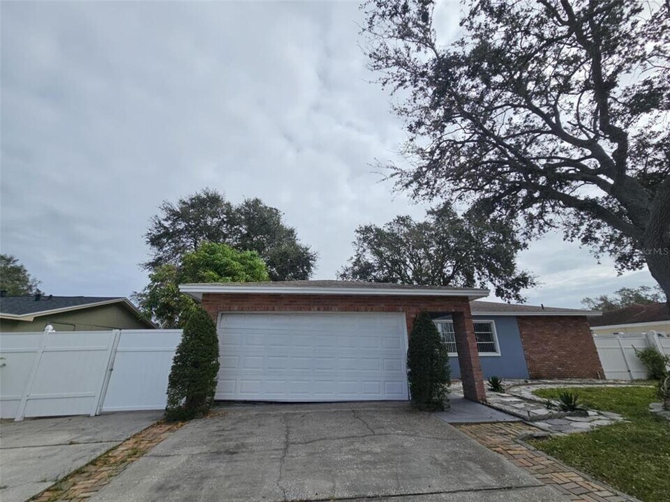 12125 93rd Way N in Largo, FL - Building Photo