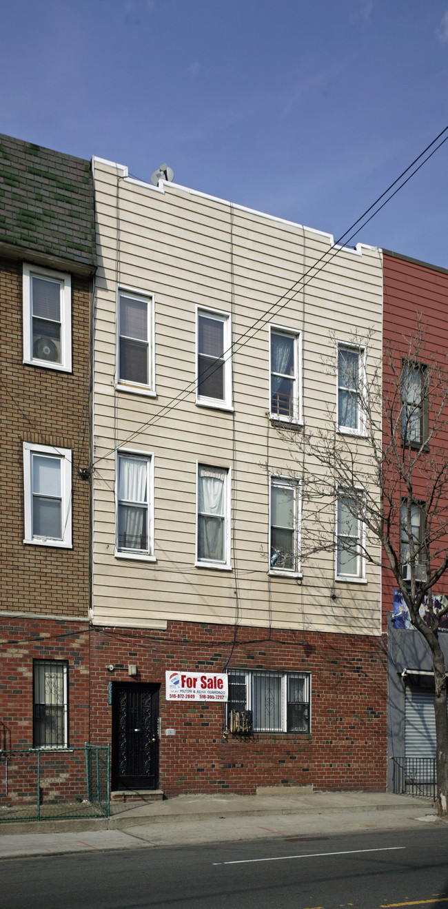 52-33 Metropolitan Ave in Maspeth, NY - Foto de edificio - Building Photo