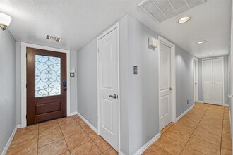 16419 Cairnway Dr in Houston, TX - Building Photo - Building Photo