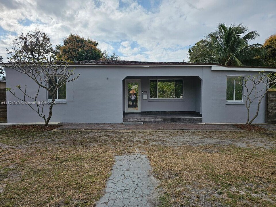1030 NE 140th St in North Miami, FL - Foto de edificio