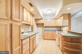 1006 Moore Pl SW in Vienna, VA - Building Photo - Building Photo