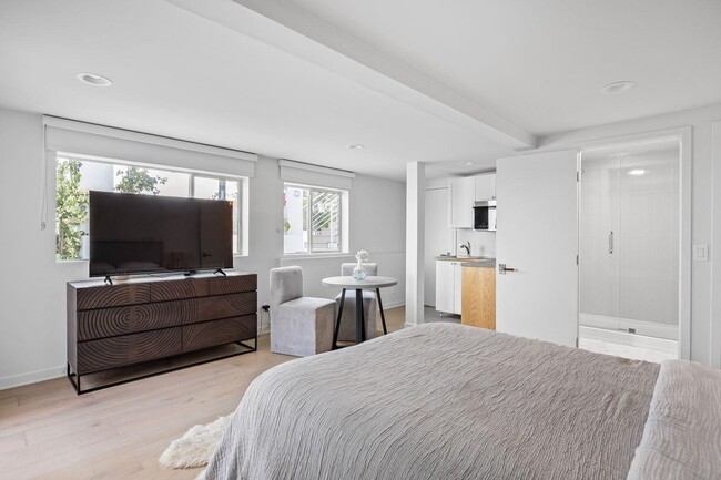 17440 Revello Dr in Los Angeles, CA - Building Photo - Building Photo