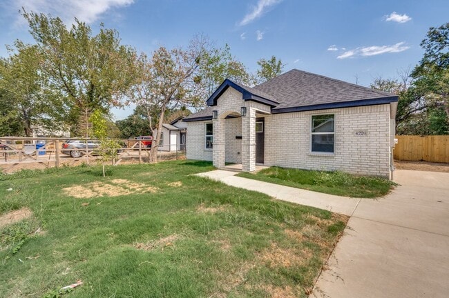 4220 Hamilton Ave in Dallas, TX - Foto de edificio - Building Photo