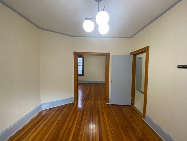 223 Paris St-Unit -1 in Boston, MA - Building Photo - Building Photo