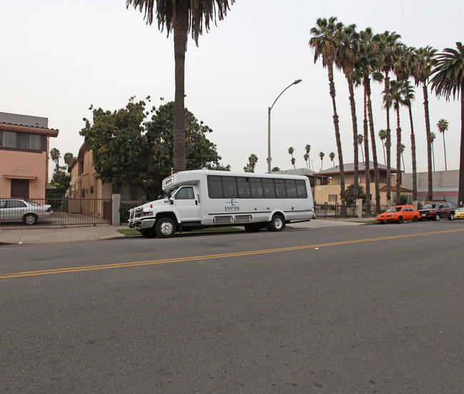 1415-1425 N Hobart Blvd in Los Angeles, CA - Building Photo - Building Photo