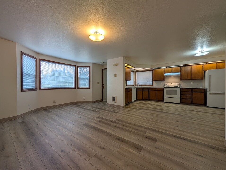 1217 R St in Springfield, OR - Building Photo