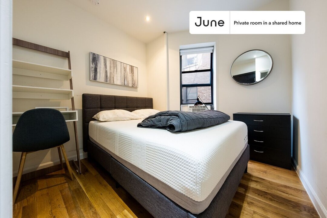 Private bedroom in 4 bed/3 bath Home in New York, NY - Building Photo