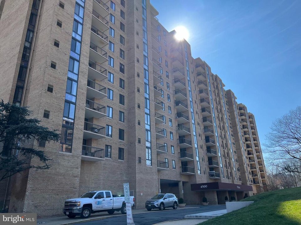 4500 S Four Mile Run Dr in Arlington, VA - Building Photo