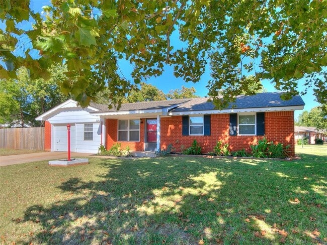 325 E Cedar Ln in Mustang, OK - Building Photo - Building Photo