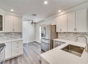10326 SW 17th Dr in Davie, FL - Foto de edificio - Building Photo