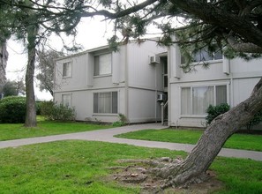 Hillsdale Garden Apartments in Sacramento, CA - Building Photo - Building Photo