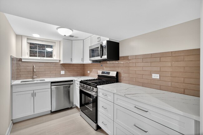 2703 W Ardmore Ave, Unit Garden East in Chicago, IL - Building Photo - Building Photo