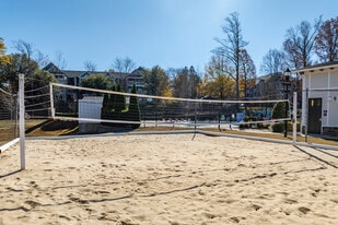 Yugo Charlotte College Downs in Charlotte, NC - Building Photo