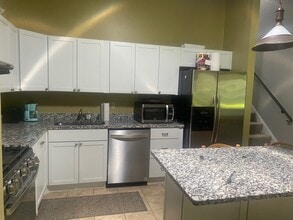 9720 Cimarron Cir in Hopkins, MN - Foto de edificio - Building Photo