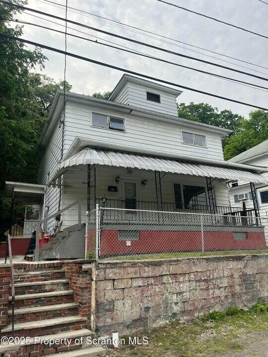1115 Exeter Ave in Exeter, PA - Building Photo