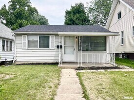 811 E Lake Ave in Peoria Heights, IL - Building Photo