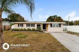 104 Ramona Cir in Palm Harbor, FL - Building Photo