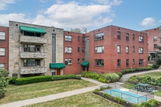 Royal Garden Apartments in Pittsburgh, PA - Foto de edificio - Building Photo