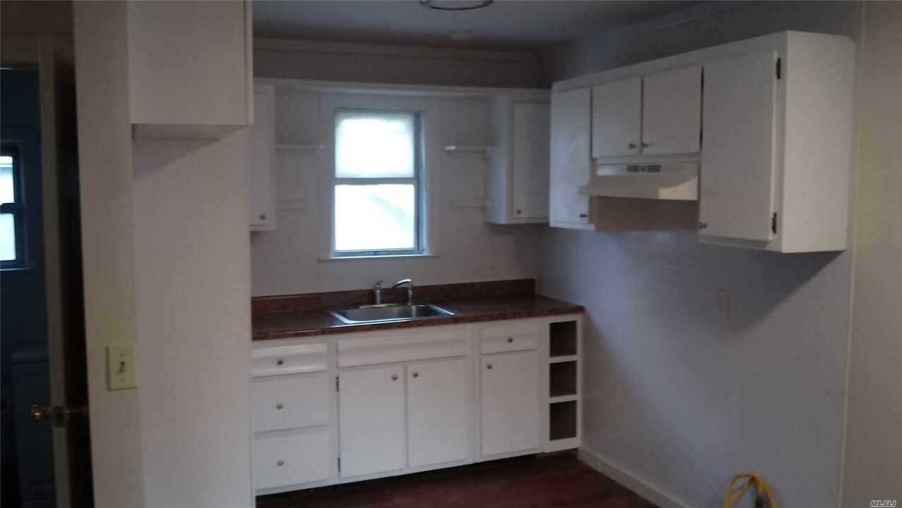 5 Boulevard Ave in Greenlawn, NY - Building Photo