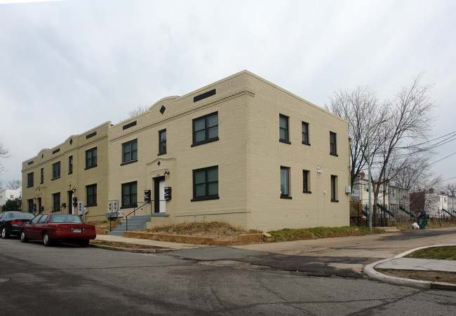 1306 Childress St NE in Washington, DC - Foto de edificio - Building Photo