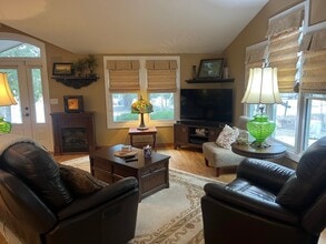 1823 W Shore Dr in Delafield, WI - Building Photo - Building Photo