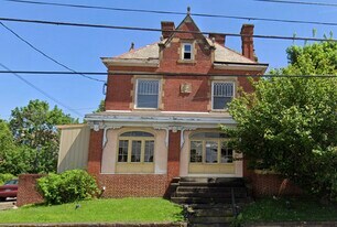 105 E Fayette St in Uniontown, PA - Building Photo