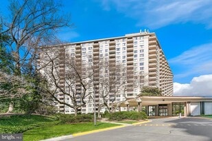 5225 Pooks Hill Rd in Bethesda, MD - Building Photo