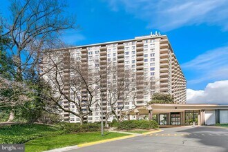 5225 Pooks Hill Rd in Bethesda, MD - Building Photo - Building Photo