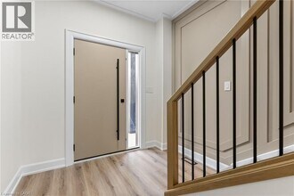 42 Wellington St in Brant, ON - Building Photo - Building Photo