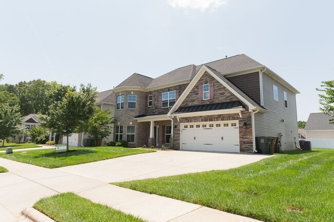 5773 Highland Grove Dr in Summerfield, NC - Foto de edificio - Building Photo