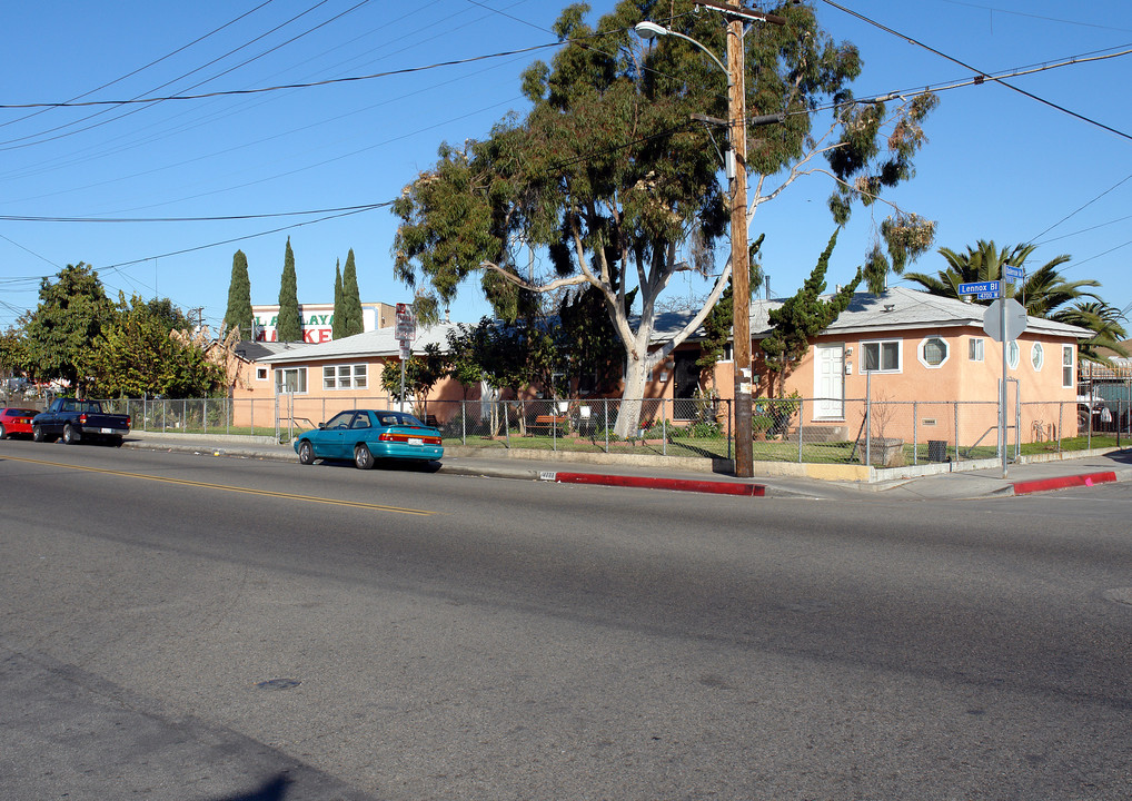 4733-4739 W Lennox Blvd in Inglewood, CA - Building Photo