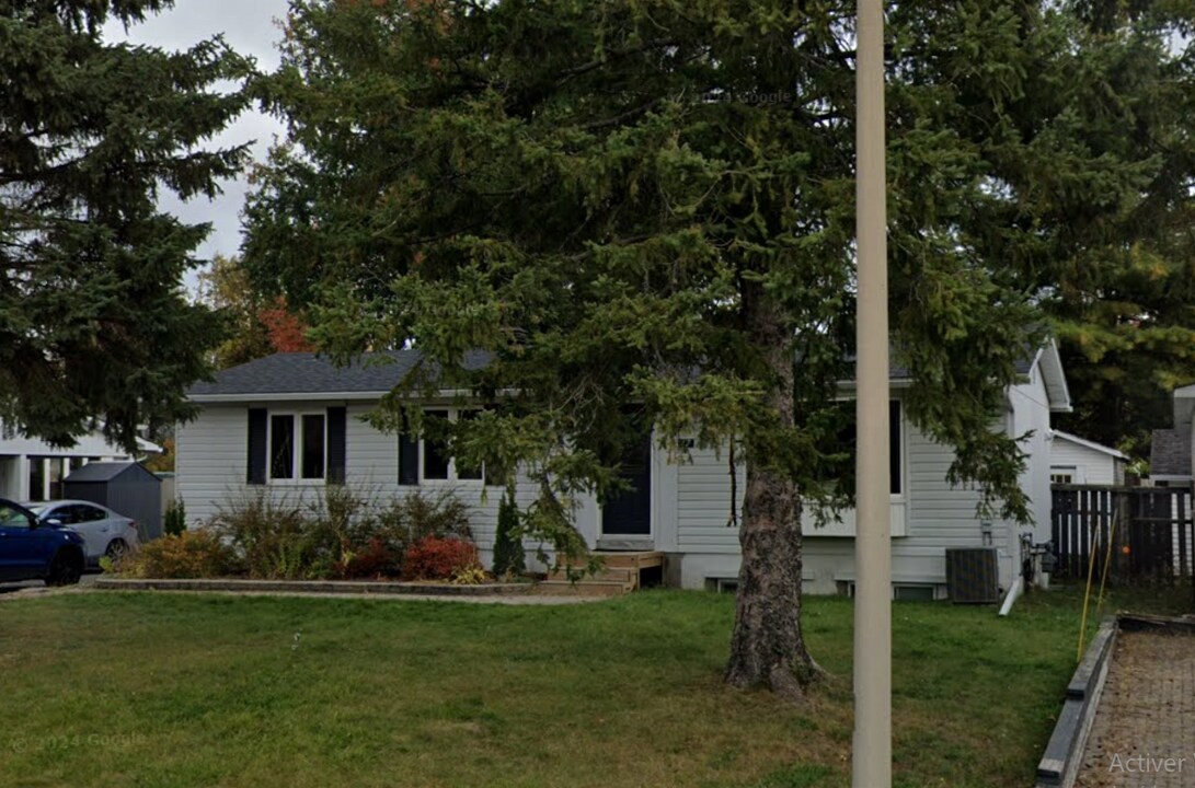 17 Overlake Dr in Ottawa, ON - Building Photo