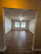 3720 W Hillsdale Ave in Visalia, CA - Foto de edificio - Building Photo