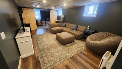 321 Swanson Cir in Burnsville, MN - Building Photo - Building Photo