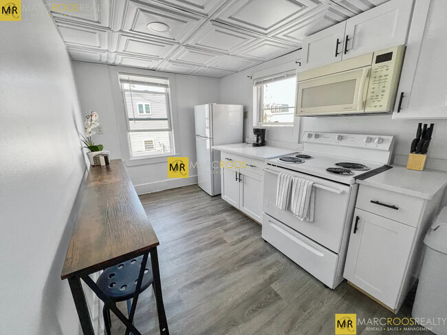 158 Everett St, Unit 3 in Boston, MA - Foto de edificio - Building Photo