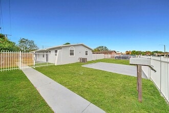 19110 NW 36th Ave in Miami Gardens, FL - Building Photo - Building Photo