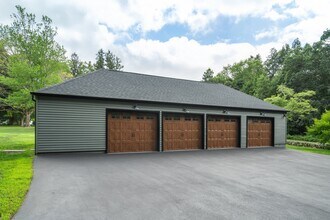 372 Tucker Hill Rd in Middlebury, CT - Building Photo - Building Photo