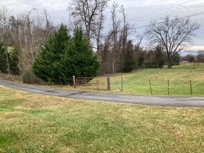 222 Bank Dr in Fall Branch, TN - Building Photo - Building Photo