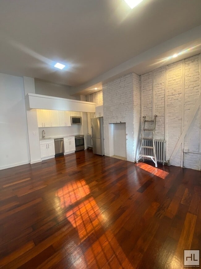 CENTRAL AVENUE / Spacious Bushwick 1 Bed 1-Bath, Unit 1 in Brooklyn, NY - Building Photo - Building Photo