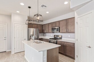 43270 N Plum St in Queen Creek, AZ - Foto de edificio - Building Photo