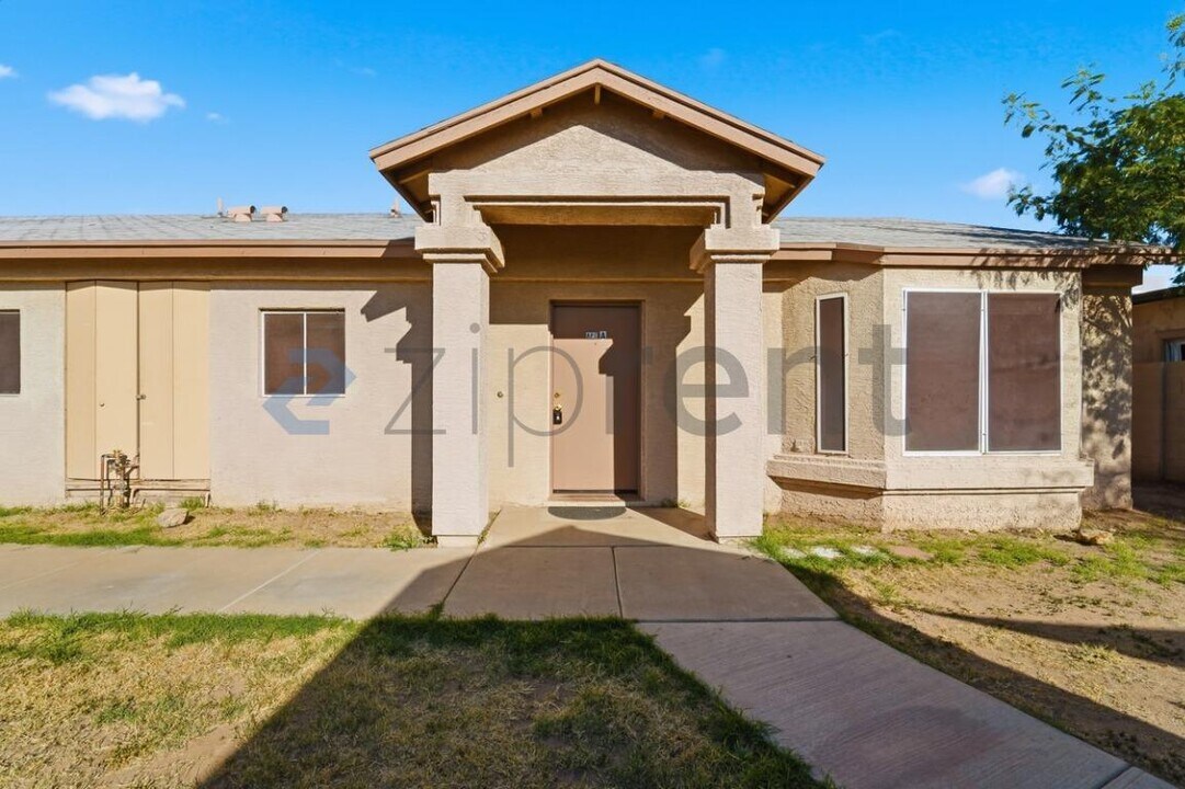 8321 W Edwards St in Peoria, AZ - Foto de edificio