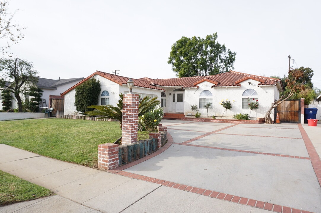 10109 Noble Ave in Mission Hills, CA - Foto de edificio